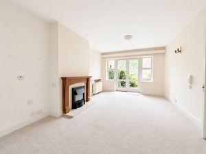 2/3 Hays Park_Sitting Room- click for photo gallery